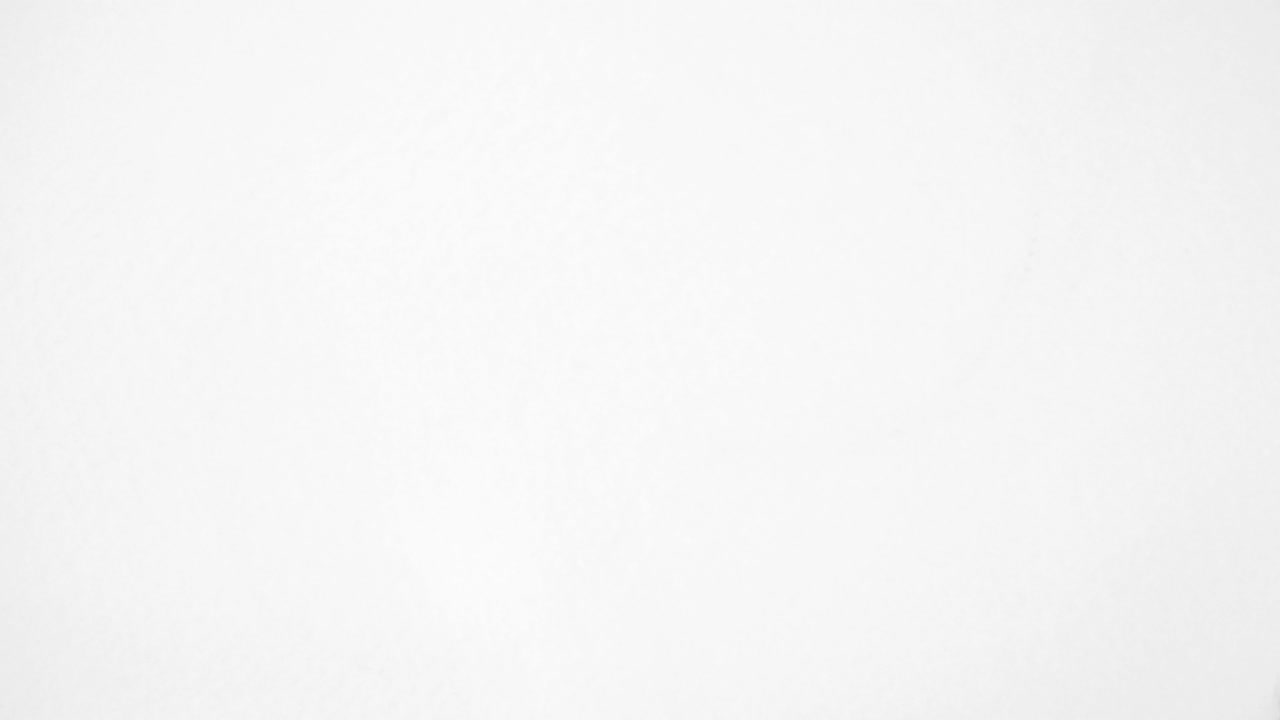 florecimiento de la transición de la gota de tinta de acuarela negra sobre fondo blanco, efecto para la tinta natural en movimiento concepto de transición de imágenes vdo