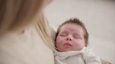 Padre,-Amor-Y-Bebé-En-Brazos-De-La-Madre.