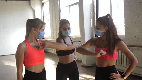 mujeres practicando el distanciamiento social en la clase de baile