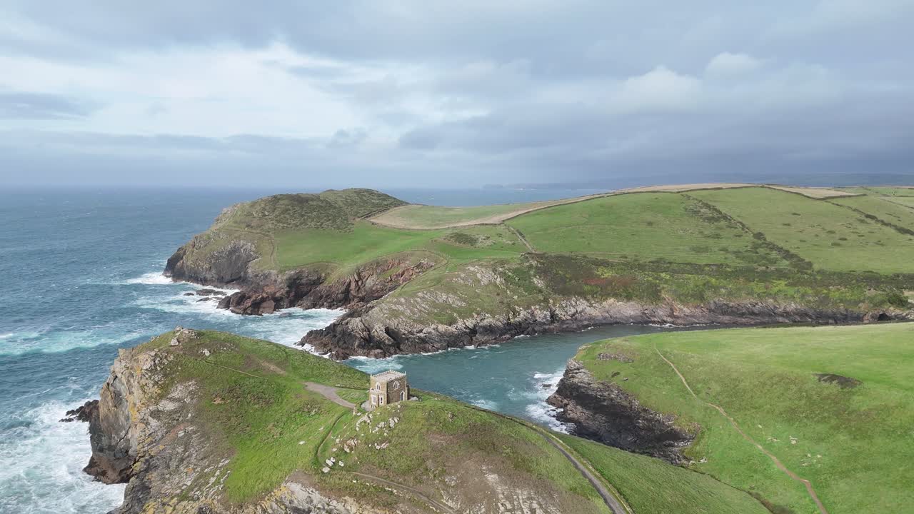 Doydenin linna, Port Quin, Cornwall, Iso-Britannia, drooni, ilmakuva.