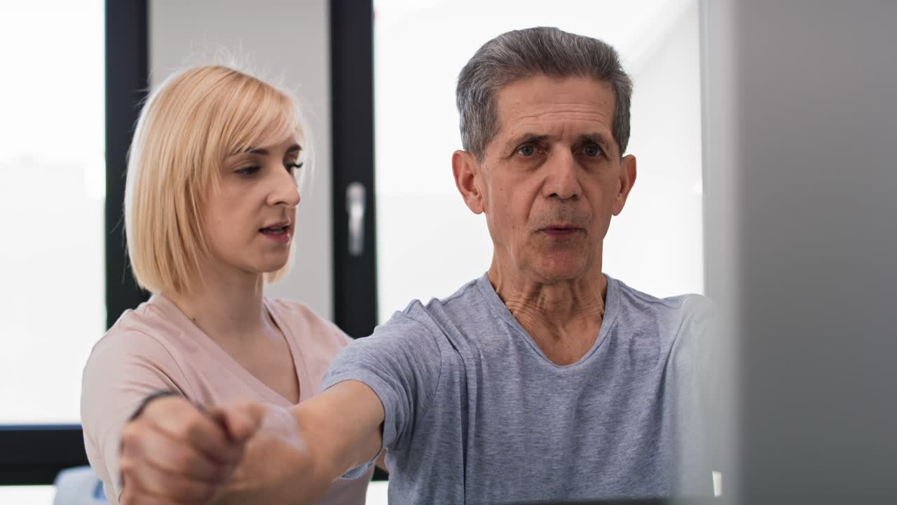 el uso de chicles de ejercicio senior en el fisioterapeuta.