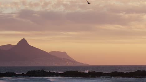 Sonnenuntergang-Am-Strand-Mit-Blick-Auf-Den-Tafelberg