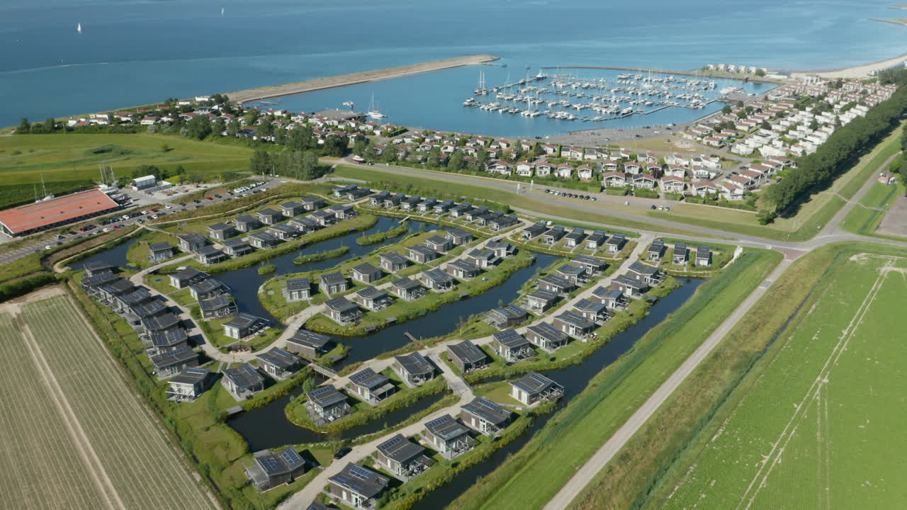네덜란드, 질랜드, 캄퍼랜드의 해안가에 있는 룸팟 워터 빌리지와 정박지의 조감도