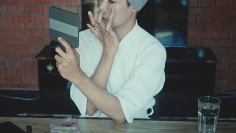 화장을 하는 여자