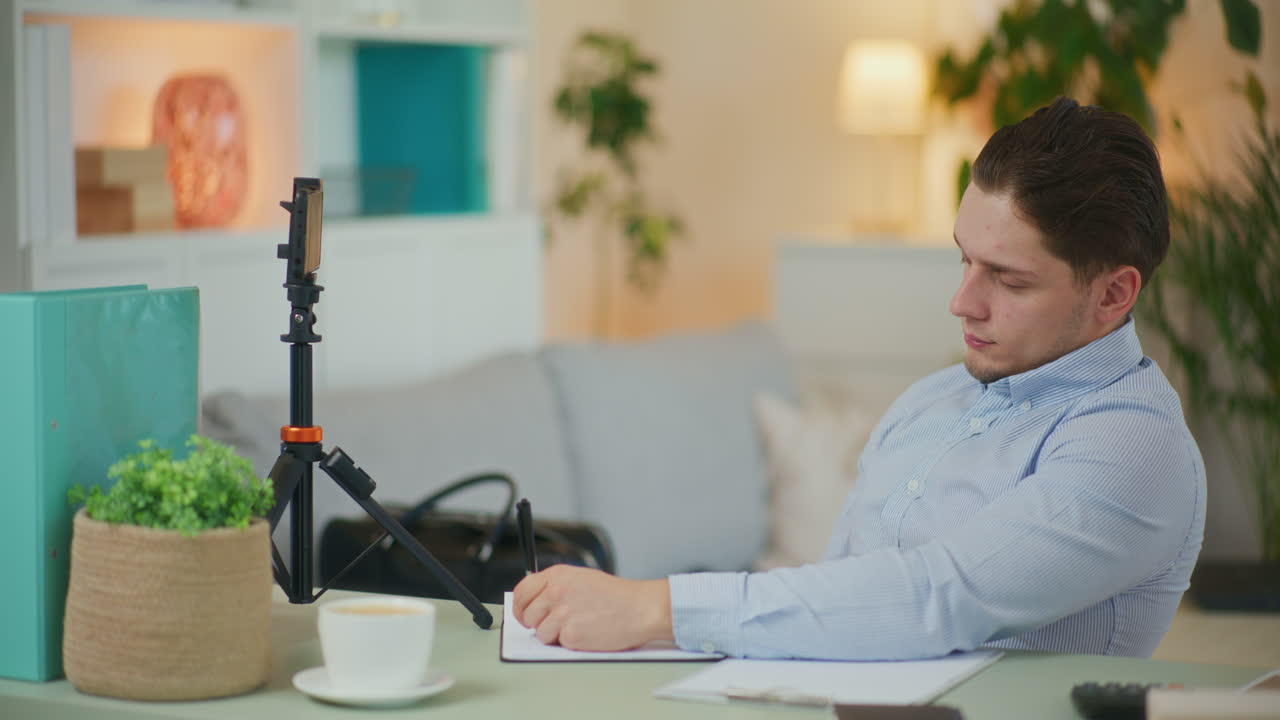 온라인 훈련에서 지루한 남자