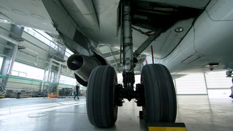 mantenimiento del tren de aterrizaje del avión en el hangar