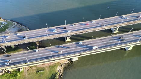 escena aérea de drones del puente pedro ivo campos y colombo salles en florianópolis, capital de santa catarina, con intenso tráfico de vehículos, escena a gran altura con urbanismo y mar