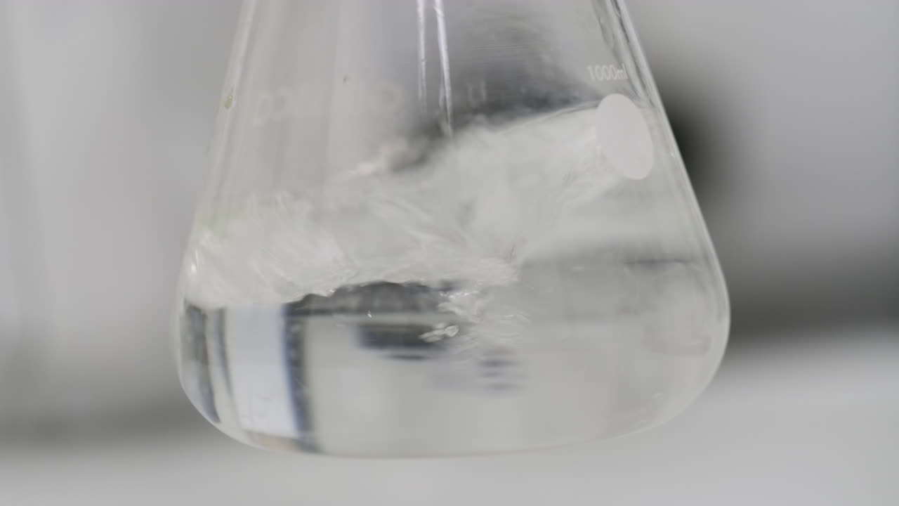 과학 실험 중 실험실에서 액체 플라스크의 근접 촬영