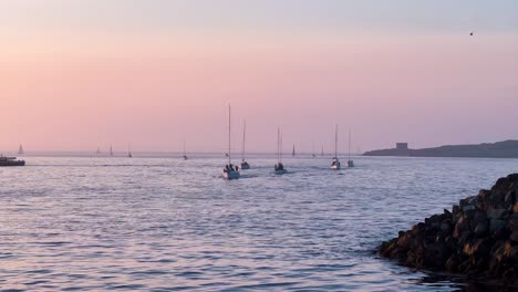 Veleros-Que-Llegan-Al-Puerto-De-Howth-En-La-Hora-Dorada.