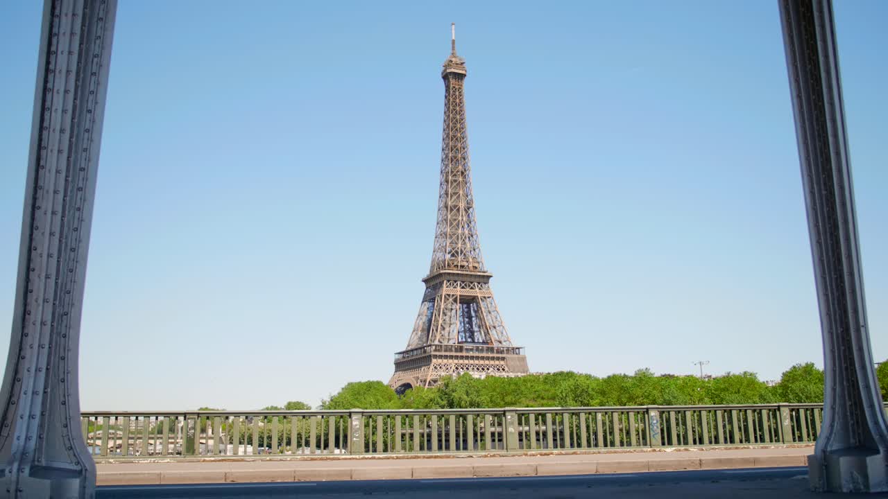 vista lejana de la torre eiffel bajo el cielo azul desde el punto de vista del puente bir-hakeim