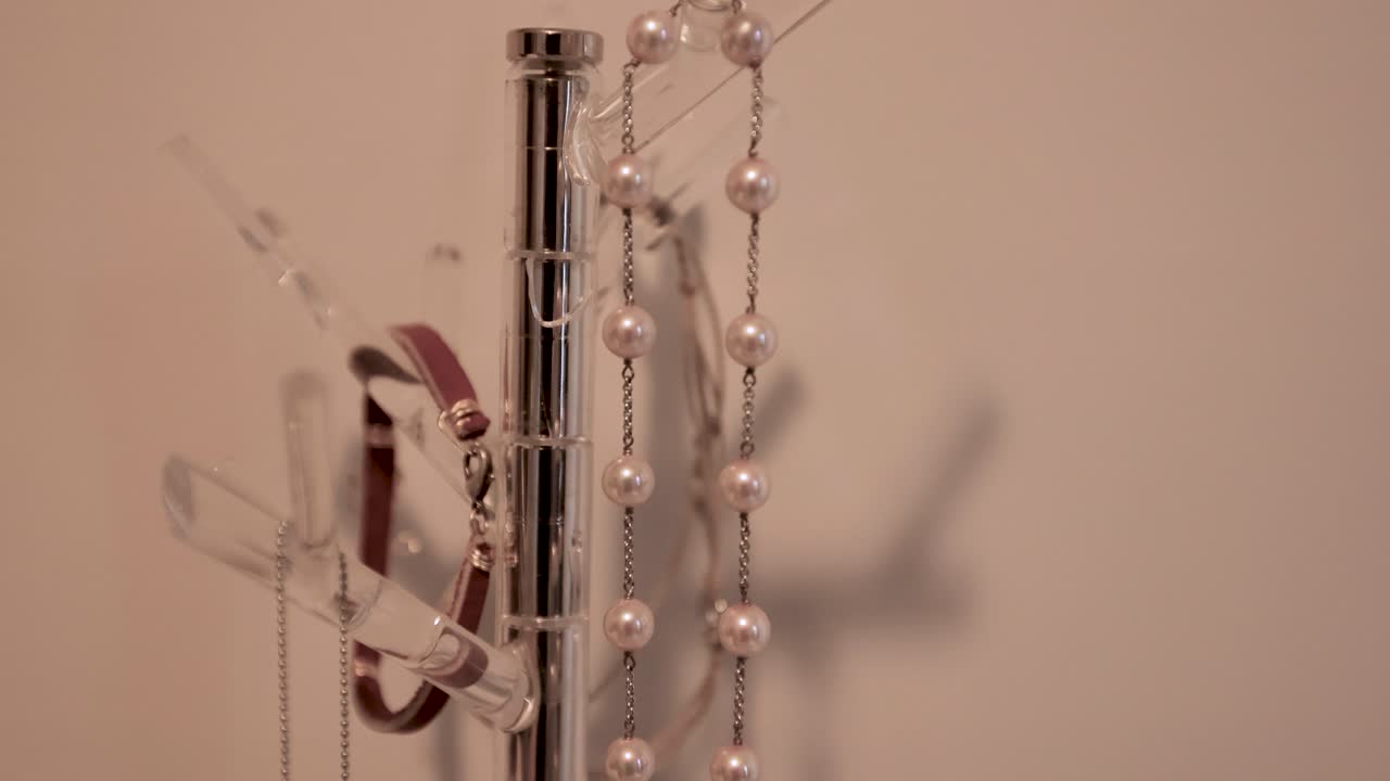 ювелирные изделия на витрине, висящие на деревянном держателе для защиты 4k