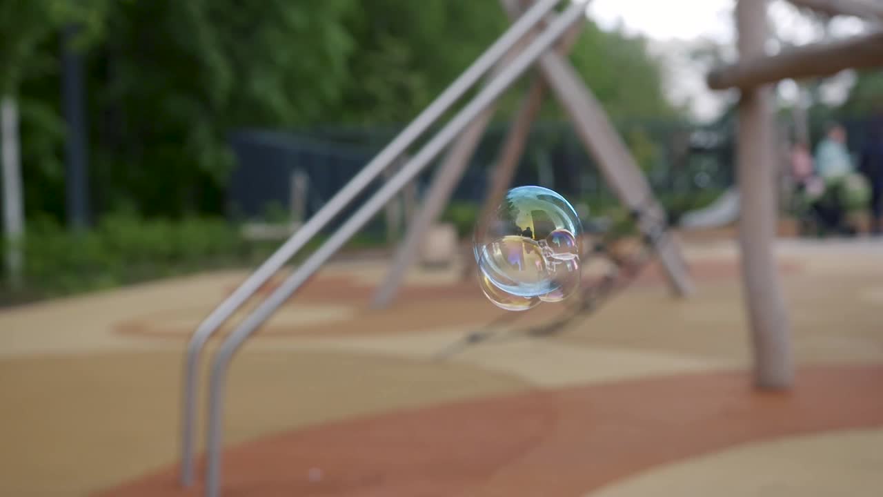 공원에서 거품을 불어넣는 소녀