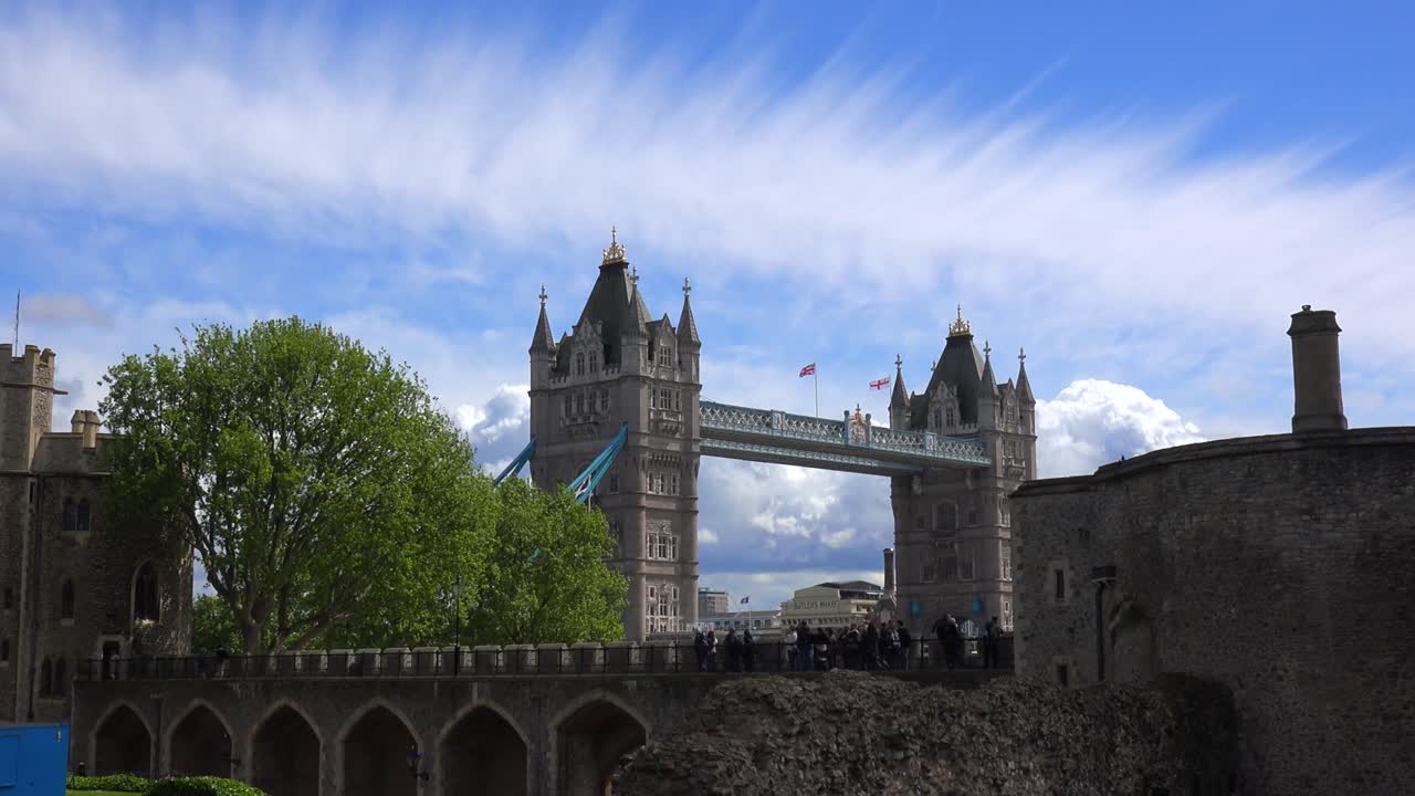 Tower Bridge di London, Inggris, terlihat dari sudut pandang Tower of London dengan latar belakang awan yang indah.