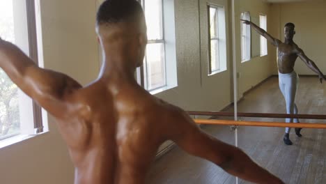 bailarín de ballet masculino bailando en el estudio 4k