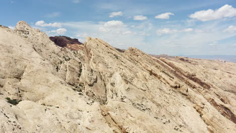 Clip-Cinematográfico-De-Drones-Moviéndose-Sobre-El-Terreno-Rocoso-En-Los-Acantilados-De-Arenisca-Roja-En-El-Arrecife-De-San-Rafael-En-Utah,-Estados-Unidos