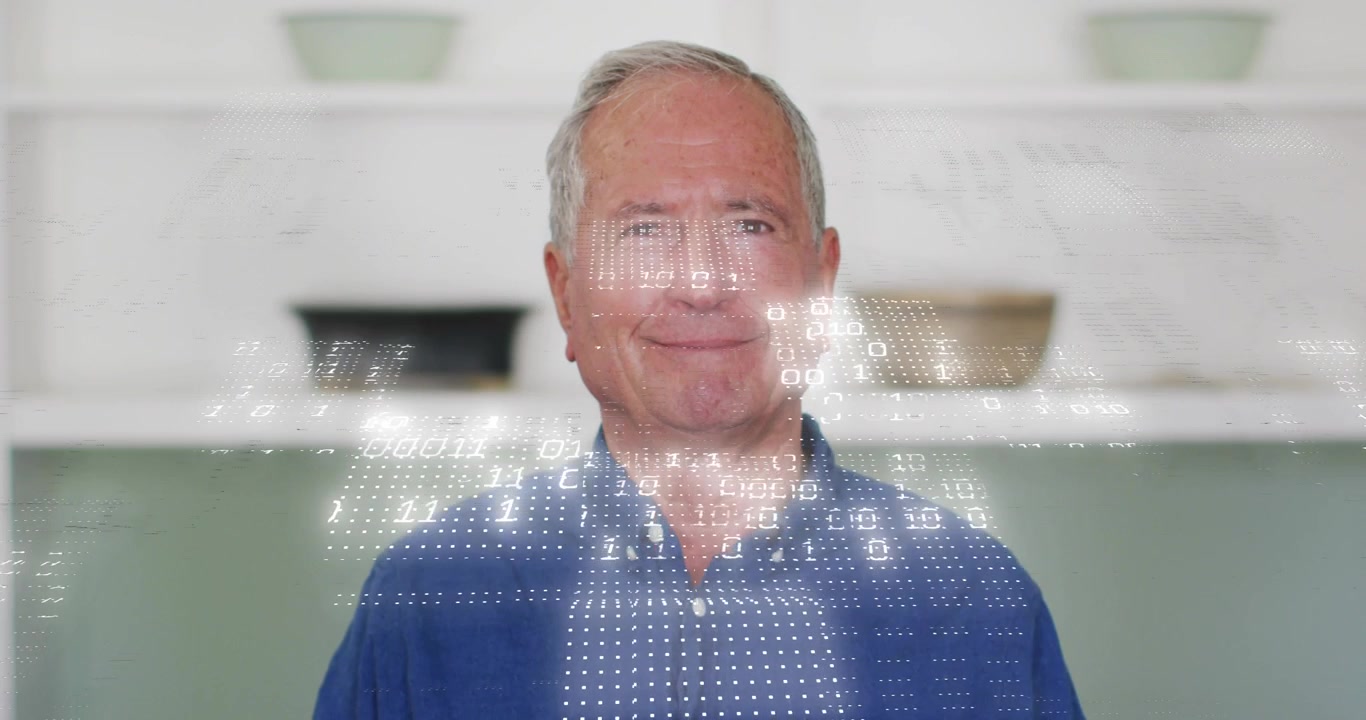 Uomo che fissa la visualizzazione dei dati, con un overlay tecnologico che attraversa il busto e si dissolve mentre l'uomo sorride.