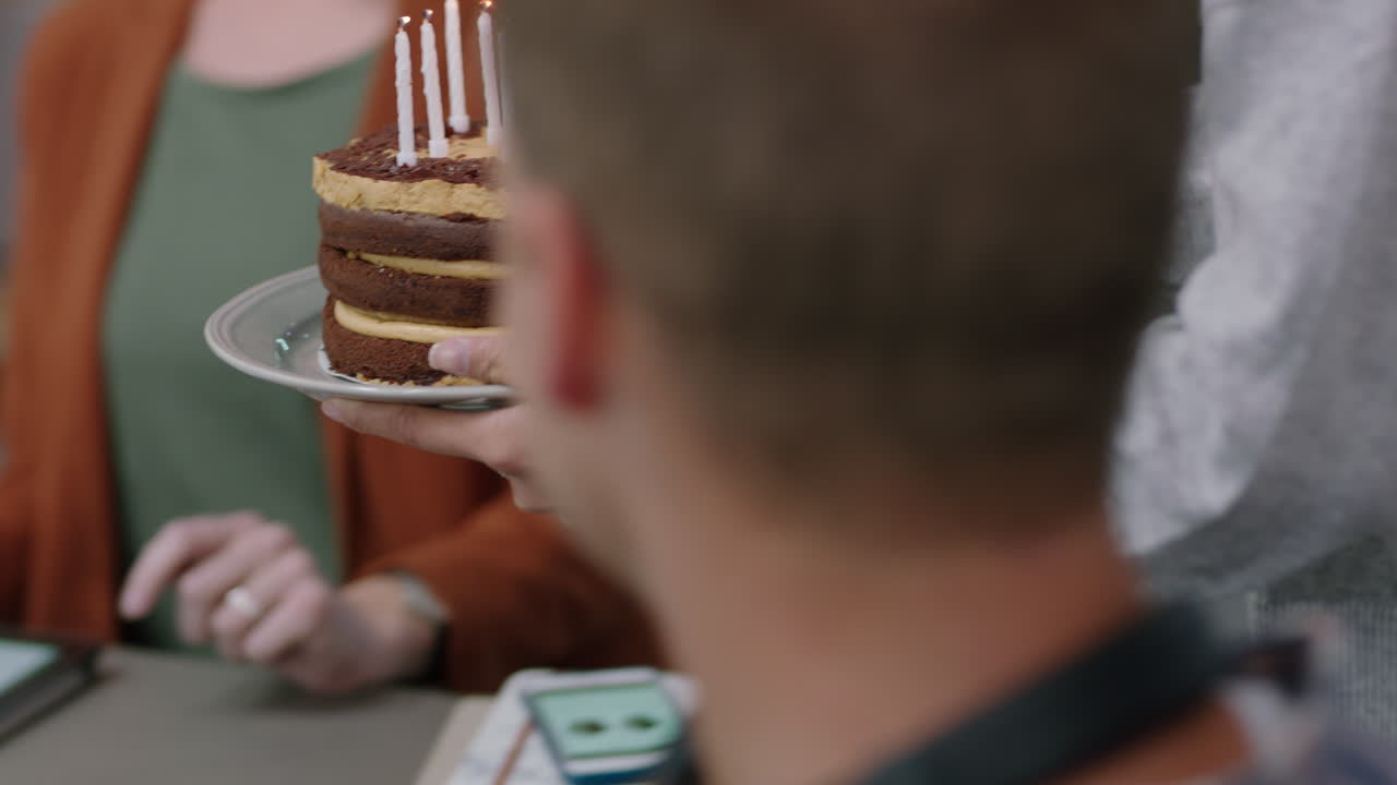 cerca feliz gente de negocios celebrando fiesta de cumpleaños emocionado jefe caucásico mujer soplando velas disfrutando sorpresa colegas animando juntos en la celebración de la oficina multiétnica