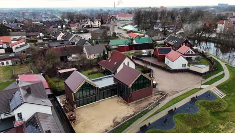 Elegante-Construcción-De-Casas-Modernas-Y-Negras-Al-Final-De-Una-Carretera-De-Acceso-Privado-En-Un-Suburbio-Europeo