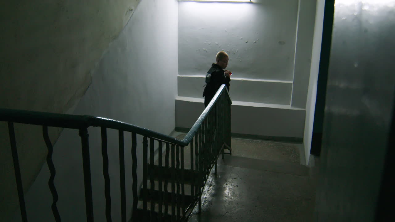 guardia de seguridad femenina con linterna