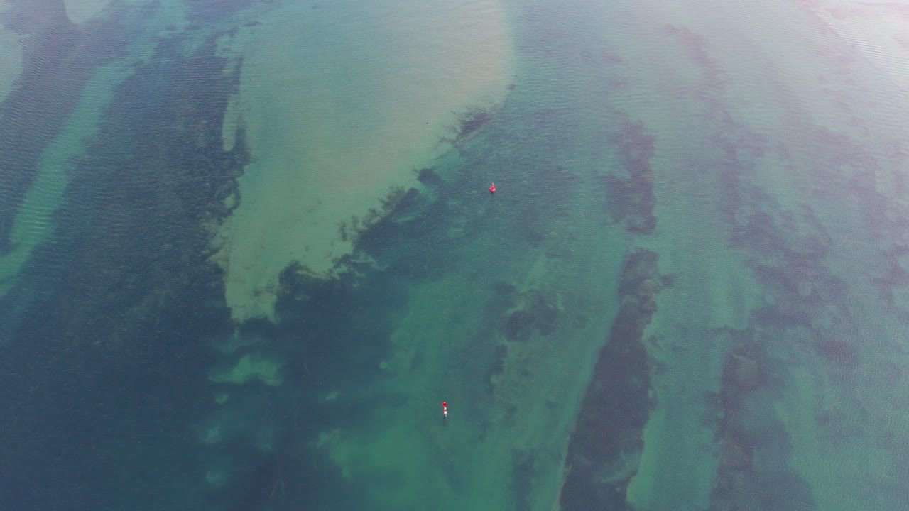 barwon heads, victoria australia 근처의 barwon river에 있는 부표의 항공 보기