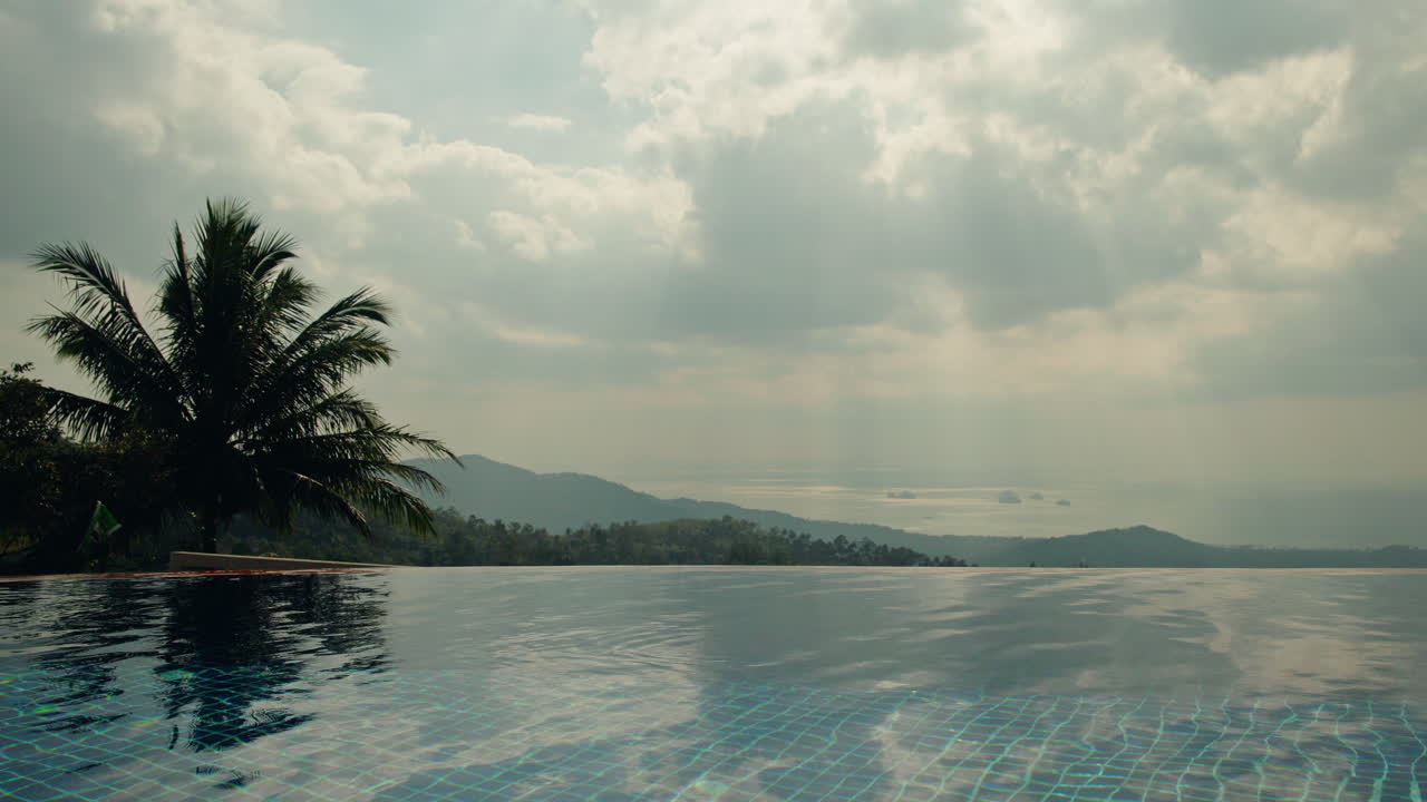 Tropischer Infinity-Pool mit Meerblick