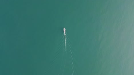 yates y barcos flotando en las tranquilas aguas azules del lago garda en italia