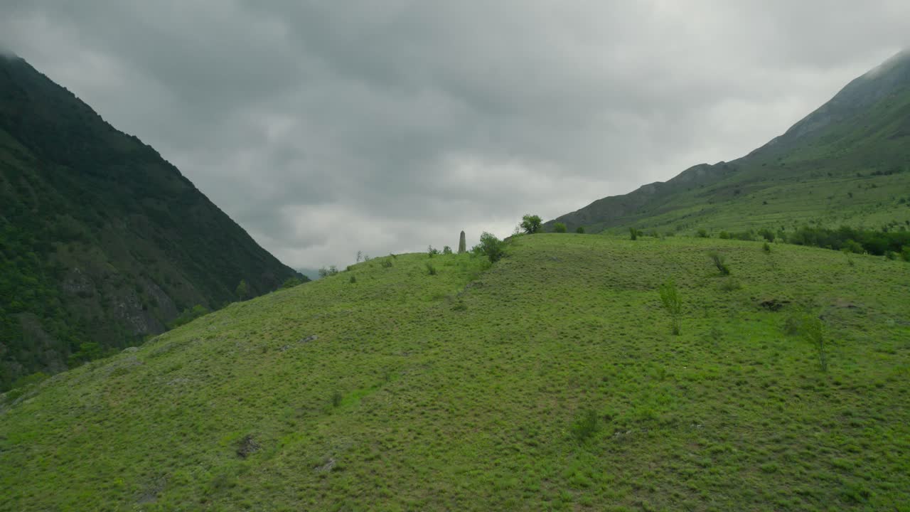 Paesaggio montano con torre