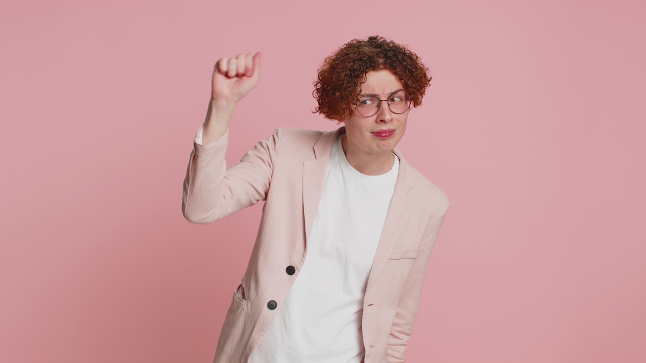 запутанный белый мужчина стучит в дверь жест спрашивает, кто дома, чувство смущения, понятия не имею