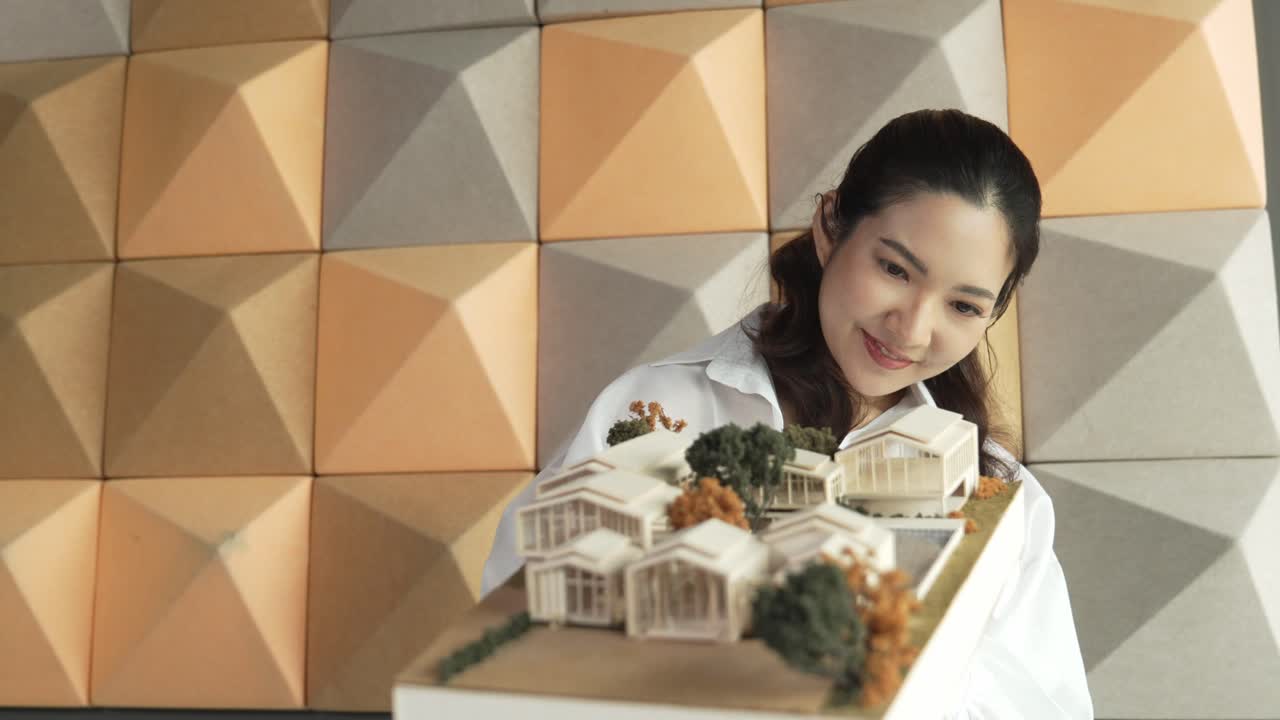 숙련된 건축가는 실수 지점을 확인하는 동안 건축가 모델을 가지고 있습니다. 조작자.