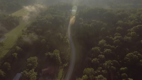 Aufschlussreiche-Drohnenaufnahme-Der-Sonne,-Die-Auf-Einer-Straße-In-Oak-Hill,-West-Virginia,-Scheint