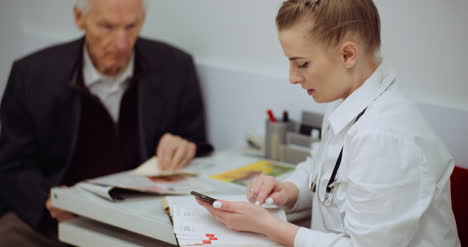 hombre mayor en el médico de la clínica de salud 1