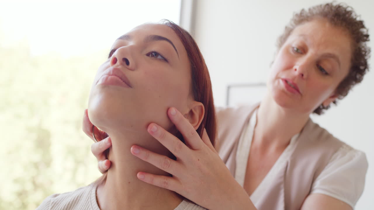 성숙한 카이로프랙터가 말하고 있습니다.