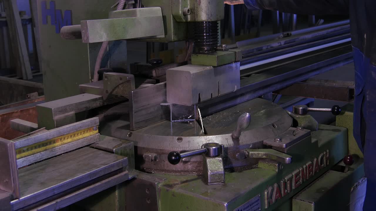 máquina de corte de metales en funcionamiento