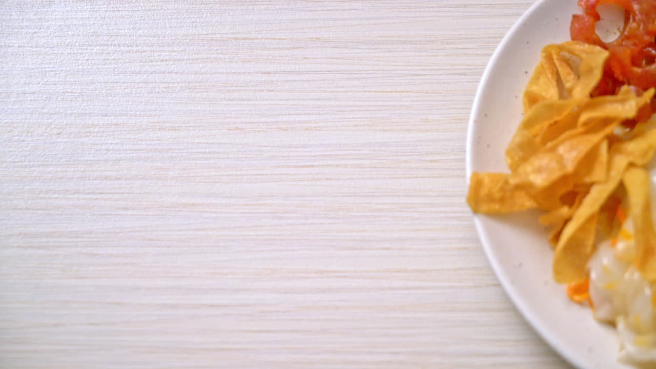 fideos de arroz al vapor chinos con cerdo y tofu en salsa de soja dulce - estilo de comida asiática