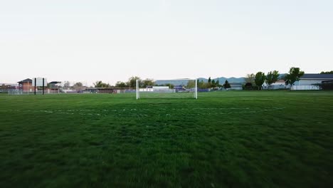 4k-Breiter-Drohnenschuss,-Der-Sanft-über-Das-Fußballfeld-In-Richtung-Tor-Fliegt