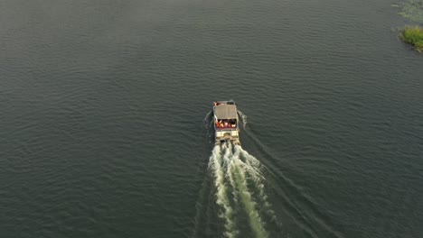 Kreuzfahrtschiff-Mit-Menschen-Auf-Dem-Fluss_1