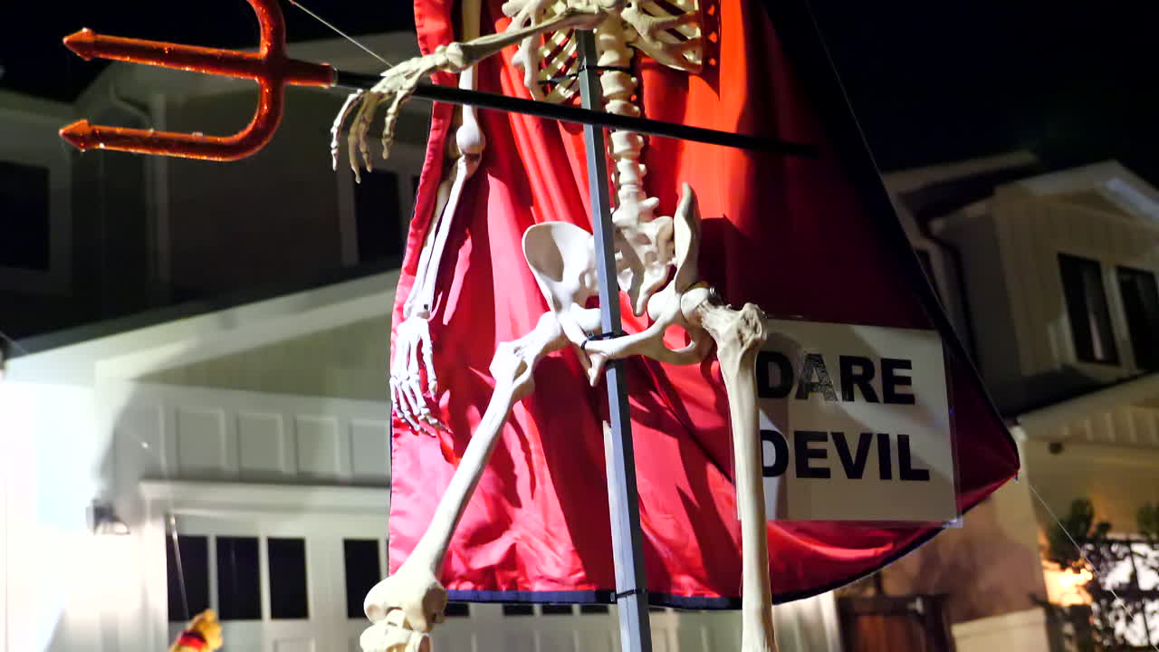 대담한 악마처럼 옷을 입은 해골의 할로윈 장식