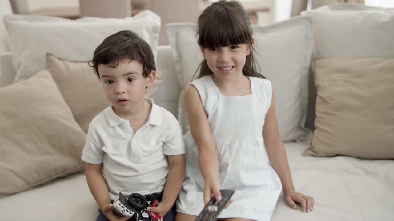 Due bambini adorabili che guardano un film o uno spettacolo in TV