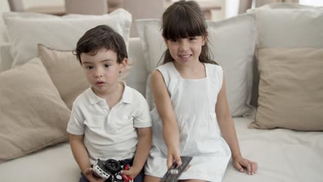dos niños adorables viendo una película o un programa en la televisión