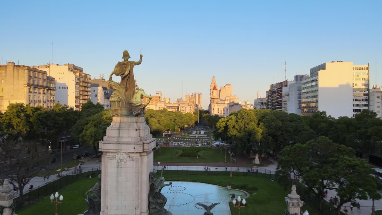 órbita aérea del monumento de bronce en la plaza del congreso cerca del edificio del congreso argentino al atardecerbuenos aires