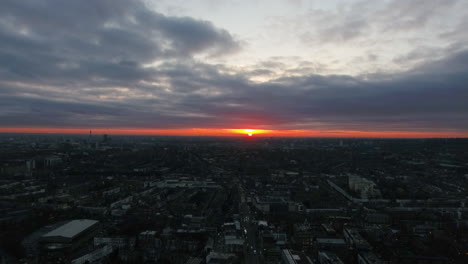 Puesta-De-Sol-Aérea-Sobre-El-Barrio-De-Findsbury-En-Londres