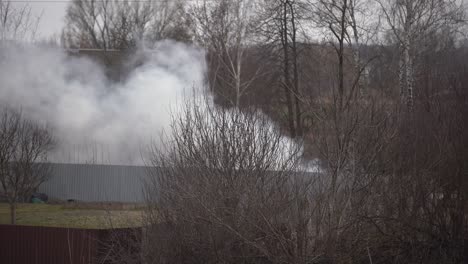 Incendio-En-Una-Casa-Privada-Humo-Espeso-Se-Eleva-Por-Encima-De-Los-Tejados.