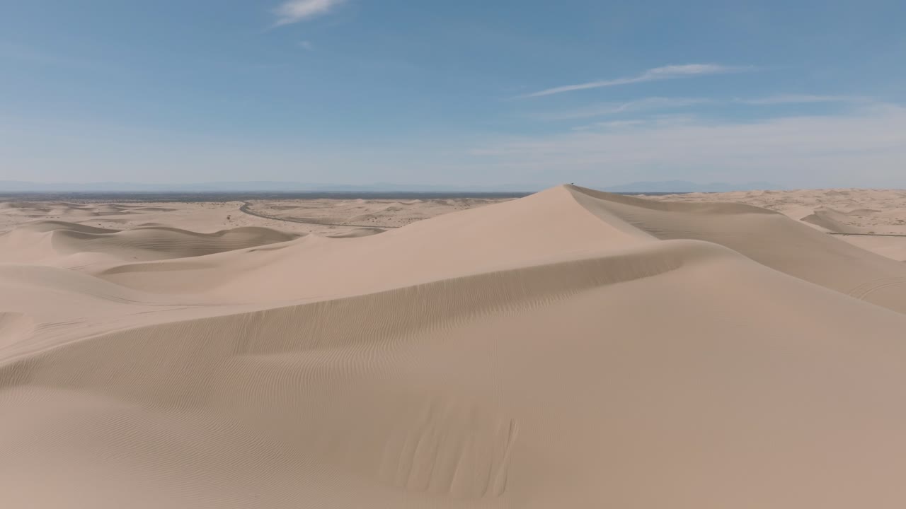 picos arenosos de las dunas del desierto, tiro aéreo de drones de una vasta extensión de desierto arenoso
