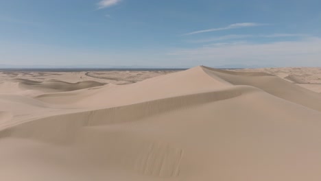 zanderige toppen van woestijnduinen, luchtfoto drone-opname van uitgestrekte zandwoestijn