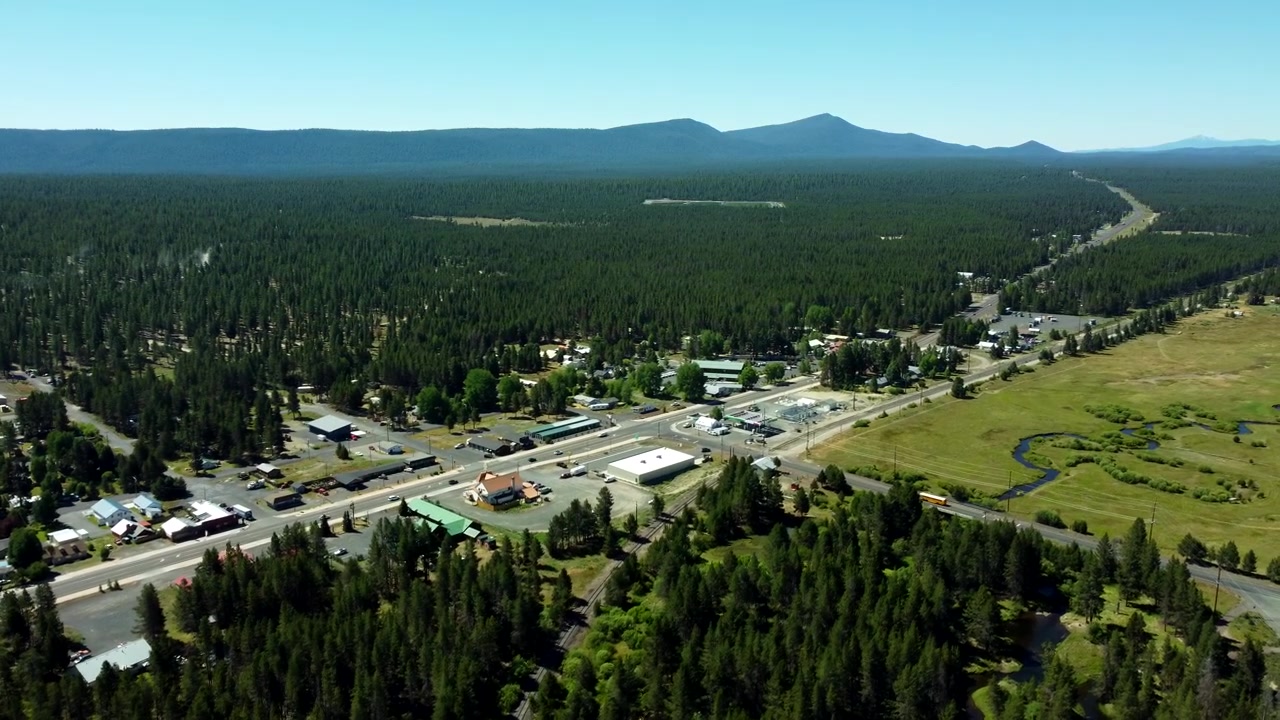 USA, Oregon, Crescent, 09-07-2026 - Vista drone dell'autostrada 97 e del centro città, in estate.
