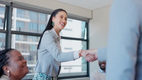 Mujer-De-Negocios,-Apretón-De-Manos-Y-Reunión-En-La-Oficina