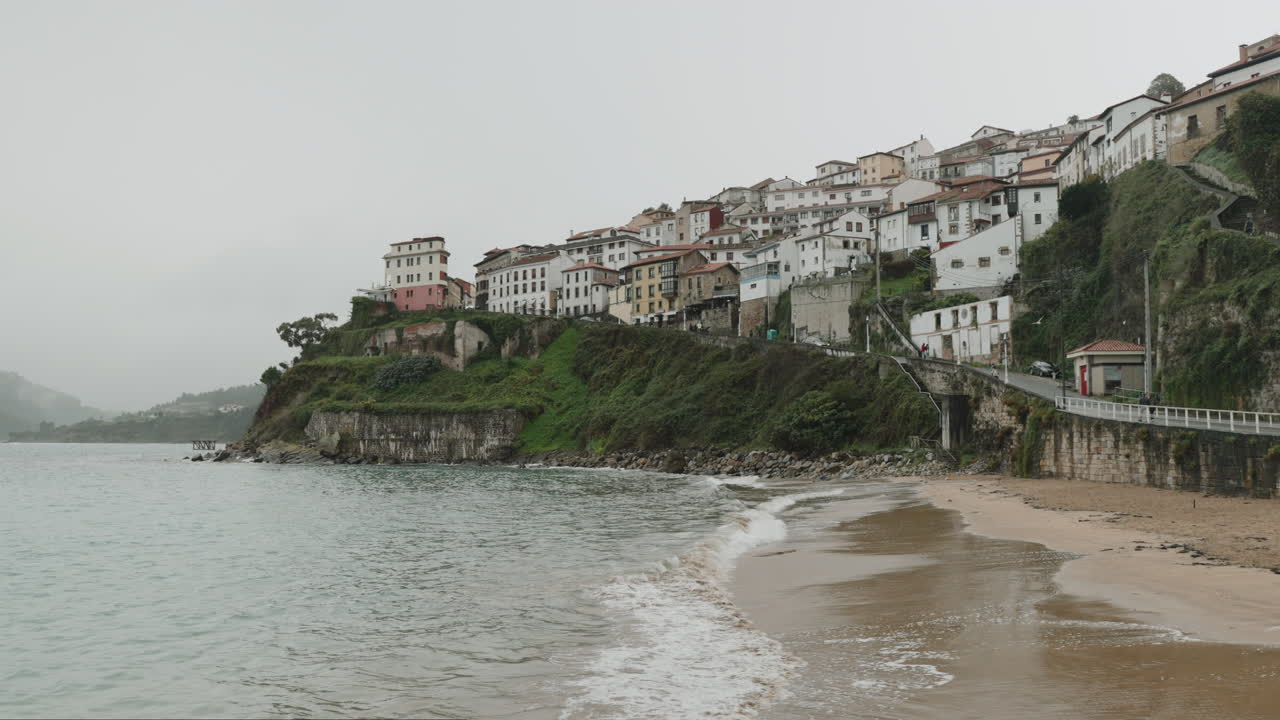 Città costiera su una scogliera con spiaggia