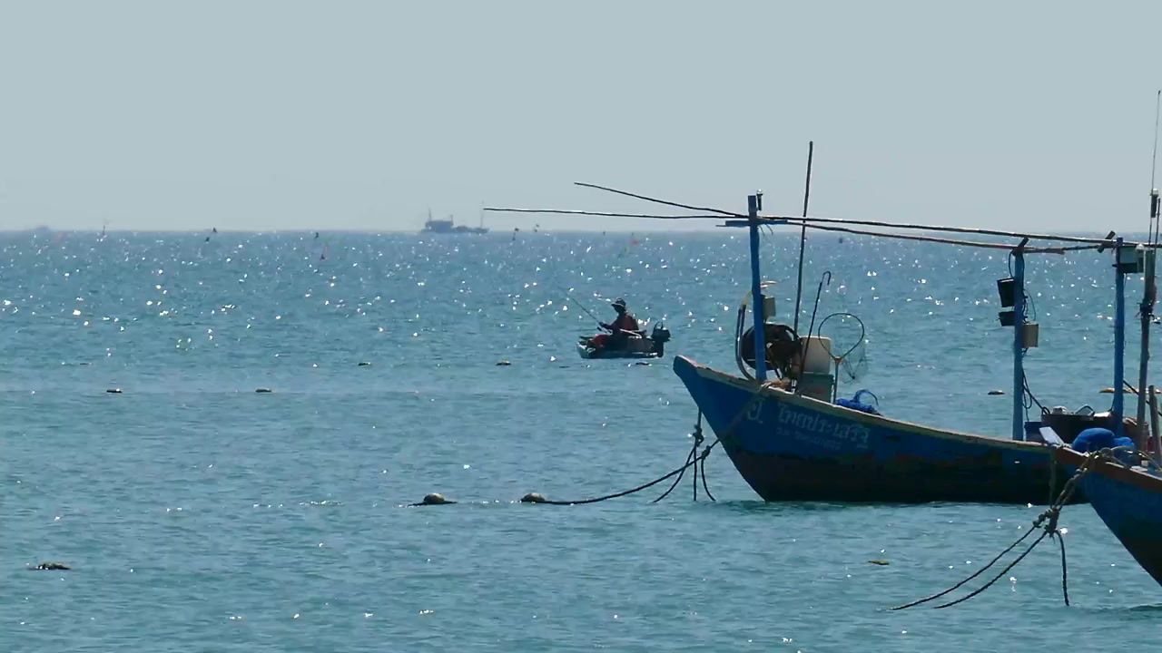 Barca da pesca locale thailandese galleggia sul mare, di giorno