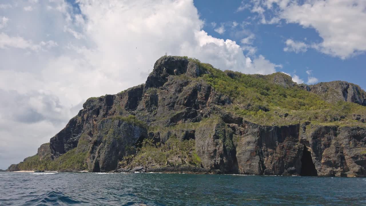 도미니카 공화국 의 라스 갈레라스 봉우리 와 절벽 의 보트 프로세스 판