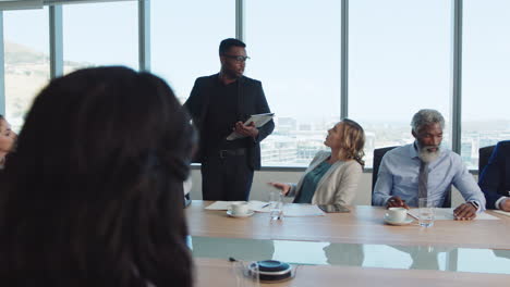 Empresarios-Corporativos-Reunidos-En-La-Sala-De-Juntas-Intercambiando-Ideas-Con-Colegas-Discutiendo-Estrategias-Compartiendo-Ideas-Para-Resolver-Problemas-Colaborando-En-La-Oficina-4k